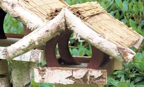Vogelfutterhaus mit Reetdach Ferienhaus klein mit Reetfirst