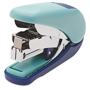 PLUS Japan, Mini-Flachhefter ST-10V in Blau, Flachheftgerät mit Kraftunterstützung, Heftleistung bis maximal 20 Blatt, Mini Tacker, inklusive 300 Heftklammern No. 10, 1er Pack (1 x 1 Hefter)