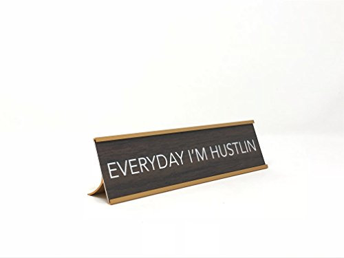 Aahs Gravur Everyday I'm Hustlin Fantasie-Schild, Motiv: Desk Sign, Braun