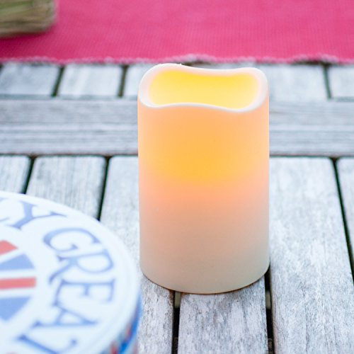 Lights4fun Outdoor-Kerze | mit warmweißer flackernder LED | Batteriebetrieben & mit Timer | wetterfest & wasserdicht | Deko für Garten und Terrasse | Höhe 11,5 cm