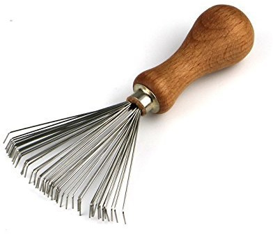 Brosse et peigne pratique avec manche en bois et poils métalliques, 7 x 4 cm.