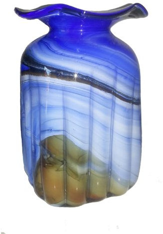 Grande jarrón de cristal coloreado, florero de vidrio soplado a boca en tonos azul, beige, blanco de marmol, forma quadrada, con ranuras ópticas y borde curvado altura 20 cm disenado y fabricado por Oberstdorfer Glashütte