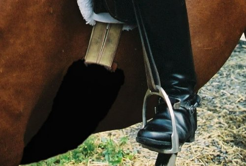 Engel Reitsport | Lammfell Bauchgurtschoner 60x15cm Fell schwarz (Bagu)