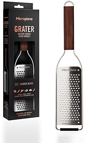 Microplane Grattugia Lama spessa per Formaggio, Carota, Zenzero, Noce di cocco e Rafano con manico in legno di noce e lame in acciaio inossidabile – Made in USA