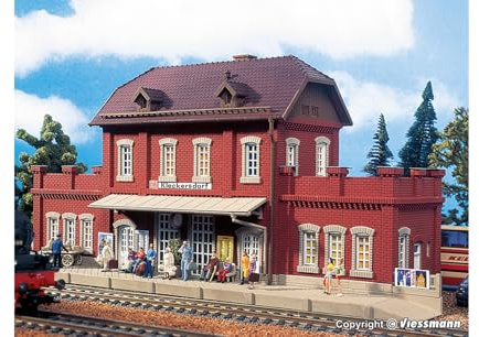 Vollmer Bahnhof Kleckersdorf H0 Modellbausatz für Kinder, Fantasie-Spieler, unisex, 310x103x135 mm (H0 scale)