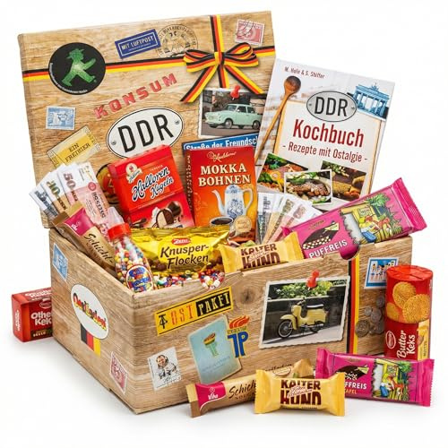Ossi Paket Ostalgie Süssigkeiten - DDR Geschenkbox mit 13 Ostprodukten | Kulinarische Zeitreise mit Zetti, Halloren und Viba. Inklusive DDR Kochbuch und Grusskarte in edler Holzoptik Box.