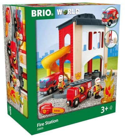 BRIO World 33833 Große Feuerwehr Station - Feuerwache mit Feuerwehr-Einsatzfahrzeug und Feuerwehrmann - Kleinkindspielzeug empfohlen ab 3 Jahren