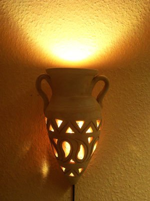 Lámpara con diseño de ánfora de terracota, arábigo