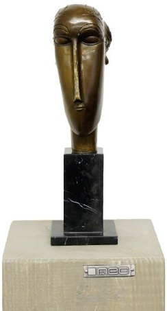 Konst & Ambiente – abstrakt bronsfigur – Head of a Woman (1912) – signerad – Amedeo Modigliani – skulptur på marmor