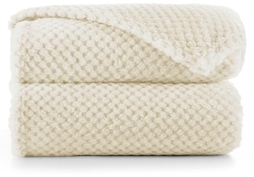 RESTILO Kuscheldecke 220x240 cm beige Decke Microfaser Wohndecke Henry | Tagesdecke Fleece weich sanft kuschelig skandinavischer Stil Cappuccino
