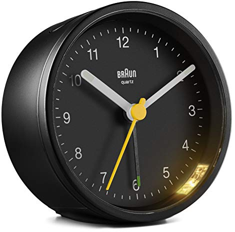 Braun Klassischer analoger Wecker mit Schlummerfunktion und Licht, ruhiges Quarzuhrwerk, Crescendo-Alarm in Schwarz, Modell BC12B