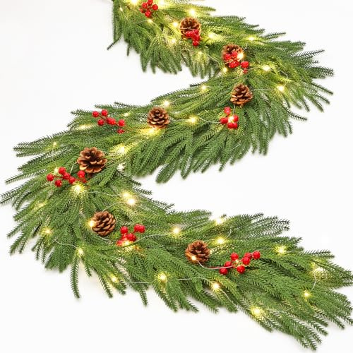 180cm Weihnachtsgirlande mit Beleuchtung Künstliche Tannengirlande Norfolk Girlande Weihnachten Kieferngirlande Grün Weihnachtsdeko Innen Außen Rot Beeren Dekogirlande für Haustür Treppen Kamine
