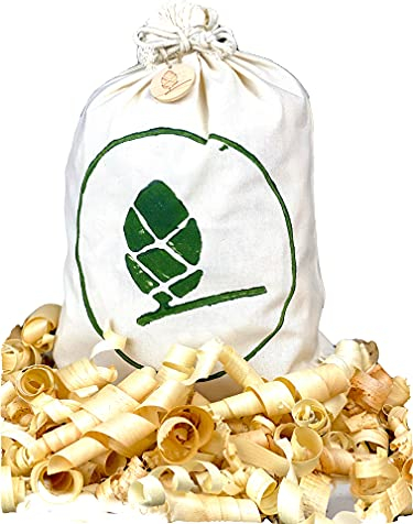 Sacchetto di cembro circa 45 x 30 cm, riempito con riccioli di cembro piallati a mano, imbottitura cuscino di cembro, trucioli di cembro, legno di cembro