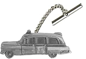 RefA12 Krawattennadel mit Kette und Zinn-Effekt, Motiv: Caddy-Krankenwagen, 1950er-Jahre, 3D-Zinn-Effekt