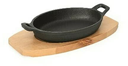 Kadida Pfanne Servierpfanne Pfännchen Pfanne mit angegossenen Seitengriffen aus Gusseisen, oval ABM.: 24 x 17,5 cm mit Holzuntersetzer
