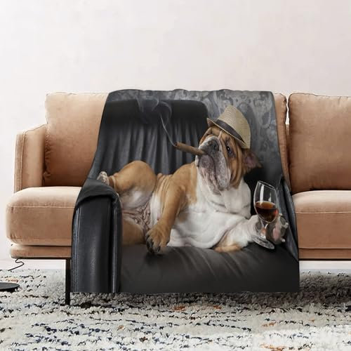 EOMKSE Kuscheldecke Flauschig Decke - weiche warme Fleecedecke 130x150cm als Decke Sofa,Bulldog, humorvolles Foto eines Herrn, der mit einem Glas Getränk auf einem S,Wohndecke oder Couchdecke überwurf