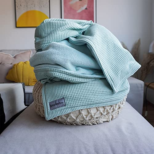 blanketino Cuddly Warm Sofa Blanket 145 x 210 cm Extra Soft Wellness Fleece and Cotton Made in Germany (All Mint)