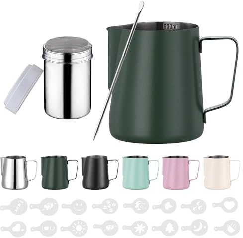 Zuquik Brocca per latte in acciaio inox, 600 ml, barista con misurazione Mark 24oz, bricco per latte con spargitore per cacao, 16 stencil e penna per cappuccino e espresso, verde smeraldo