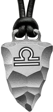 Element of Gods Titan-Anhänger Faustkeil mit Sternzeichen nach Wahl – Maskuline Herren-Halskette aus schwarzem Lederband und robustem Titan – Astrologie Schmuck & Zodiac Geschenk für Männer