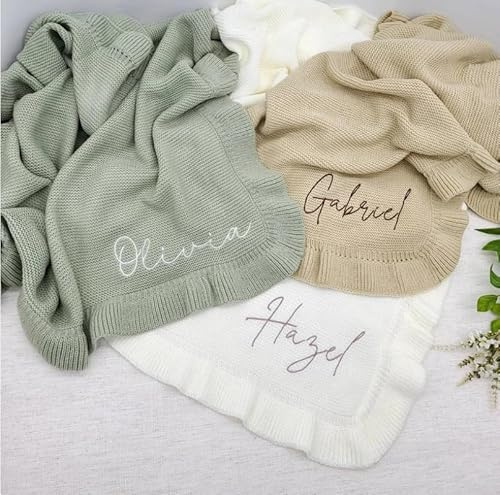 HDLOVE 75x95cm Name Personalisierte Weiche Strickdecke Individuell Bestickte Babydecke Mit Rüschenrand Neugeborene Babyparty Geschenkdecke Mit Namen(White,Embroidery Name)