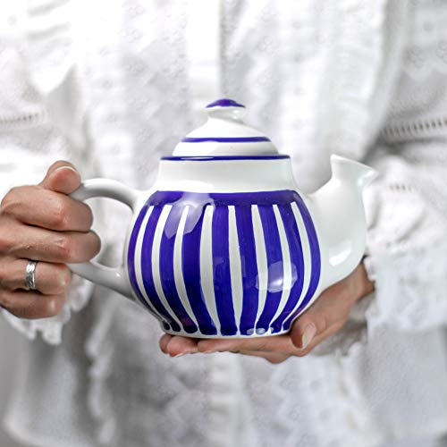 City to Cottage Théière en céramique de 760 ml, théière pour fleurs et feuilles de thé en vrac, fabriquée à la main, théière côtière à rayures bleu marine pour servir du thé et du café pour les