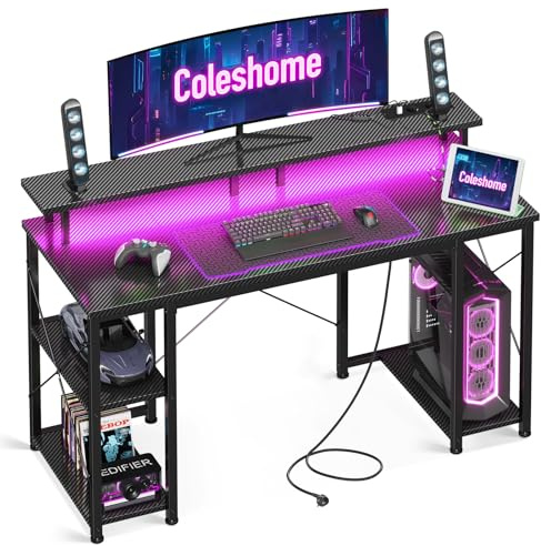 Coleshome Escritorio Gaming con LED, 120x50cm Mesa Gaming con 2 Enchufes y 2 Puertos USB, Escritorios Ordenador con Estantería para Oficina en Casa, Fibra de Carbono Negra