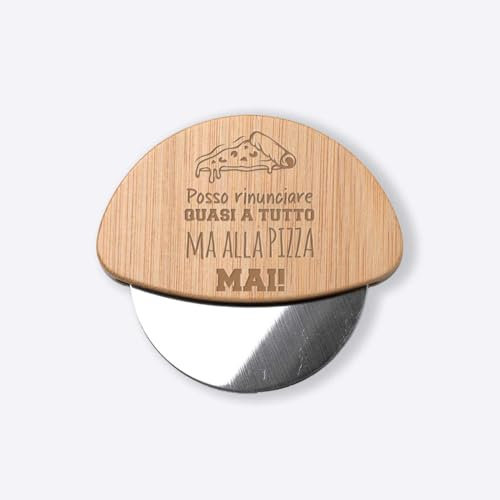 ''Posso rinunciare a tutto ma non alla pizza'' Ruota Rotella Tagliapizza in bamboo e Acciaio Inox Idea regalo Natale Cena Casa Amici Parenti Sposi Divertente per Pizza Focaccia Cibo Amore Cucina