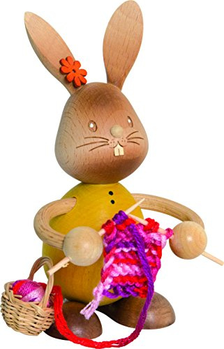 Kuhnert Drechslerei Osterdekoration/Osterhase „Stupsi Hase mit Strickzeug“ 11 cm hoch, aus feinstem Holz, für EIN Bezauberndes Osterfest oder eine dauerhafte Dekoration, Holzkunst Made in Germany