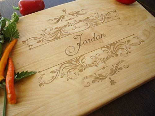 Personalisiertes Schneidebrett mit Blumenmonogramm | Handgefertigt Frühstücksbrettchen für Käse, Brot | Geschenk für Freund | Geschenke für Frauen | Schneidebrett holz mit Lasergravur von Algis Crafts