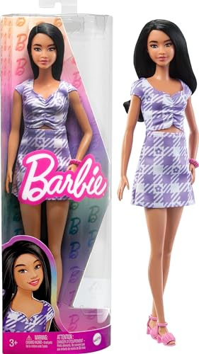 Barbie - Bambola Fashionistas alta con capelli neri mossi, abito vichy con intagli e accessori, giocattolo per bambini, 3+ anni, HPF75