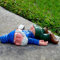 Gnomo da giardino ubriaco per esterni, artigianato in resina, gnomo da giardino, decorazione creativa da giardino, statuetta in resina divertente, colore blu