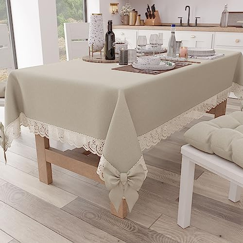 PETTI Artigiani Italiani - Tovaglia da Tavola Elegante di Cotone Rettangolare, per Tavolo Cucina, Soggiorno, con Balza in Pizzo Sangallo e Fiocchi, Tinta Unita, X6 Posti (140x180 cm) Beige