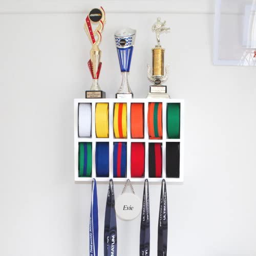 UpRise Designs Karate Gürtel Display Rack 12 Personalisiert Taekwondo-Gürteldisplay und Kampfsport-Gürteldisplay Einzigartiger Karate-Gürtelhalter für 12 Gürtel, Trophäenmedaille, Weiß
