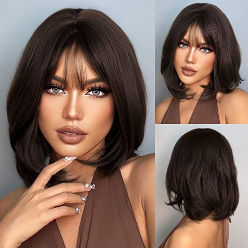 HAIRCUBE Onda Leggera Corta Bob con Bangs Parrucche di Modo per le Donne Natura Resistente al Calore Fibra Sintetica Partito/Cosplay/Costume/Giornaliero Parrucca (Marrone Scuro/Tè Nero)