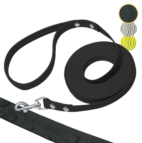 PiuPet® Schleppleine für Hunde - Wasserfeste Hundeleine - 10m - Schwarz | PVC Trainingsleine, Handschlaufe, 360° Karabiner, bis 50kg, wetterfest, leicht zu reinigen, große Hunde, 15mm Breite