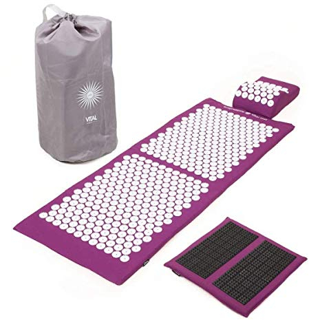 Bodhi VITAL Akupressurmatte XL Deluxe-Set Spiky | Massagematte im Set mit Nadelkissen, Fußmatte & Tasche | Selbstmassage für zu Hause | Fakirmatte gegen Nacken & Rückenschmerzen | aubergine