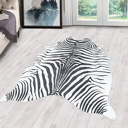 Carpetsale24 Kunstfell Teppich Schwarz-Weiß – 100x135 cm – Waschbar & tierleidfrei – Täuschend echtes Design – rutschfeste Rückseite – Weich & vielseitig für Wohnzimmer, Schlafzimmer & Wanddeko