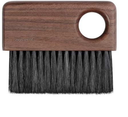 Normcore Brosse à café Barista - Noyer américain | Poignée en bois de noyer naturel, pour bar expresso / comptoir, balaie le marc de café, outil de nettoyage quotidien compact