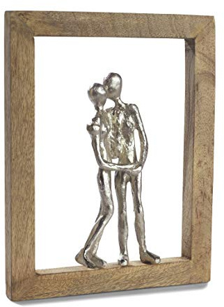 Moritz Embrace 30 cm Silber – Mangoholz Liebespaar Skulptur Wanddeko modern | Aluminium-Paar auf Naturholz-Rahmen zum Aufhängen, Handarbeit und Unikat, Geschenkidee zu Jahrestag oder Valentinstag
