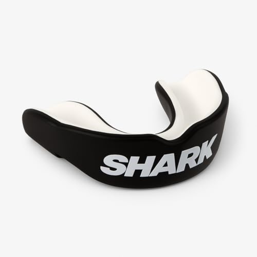 SHARK BOXING Protector Bucal Boxeo, Bucal MMA, Bucal Muay Thai, Bucal Boxeo Adulto | Protege tus dientes en combates y entrenamientos | 100% Moldeable (Negro)