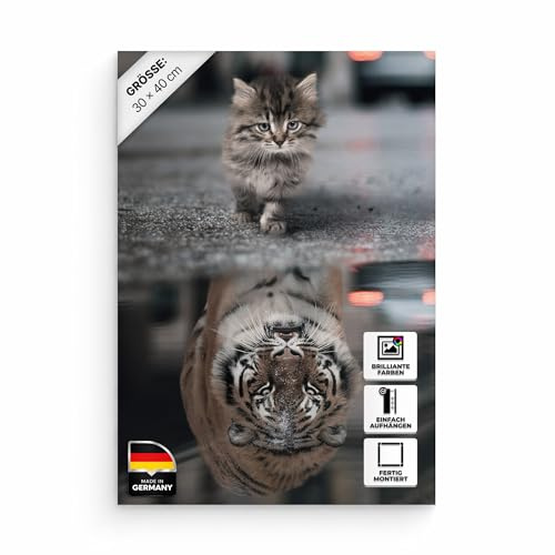 Hustling Sharks® Tierbild „Cat Reflection“ – Leinwand 30 × 40 cm | XXL Tierbild im Hochformat, Wandbild Tiere, Wandbild Schlafzimmer, Deko Wohnzimmer, Katze Bild, Tiger Bild