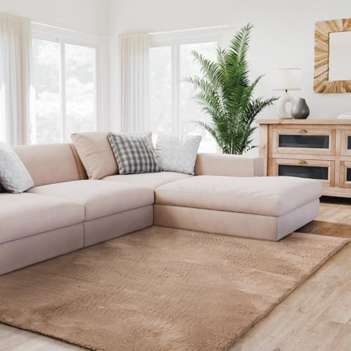 Interiyou Fargo - Teppich Wohnzimmer 80x150 cm Taupe - Kurzflor Waschbar und rutschfest - Flauschiger Fellteppich aus Kunstfell - weicher Langflor Fell