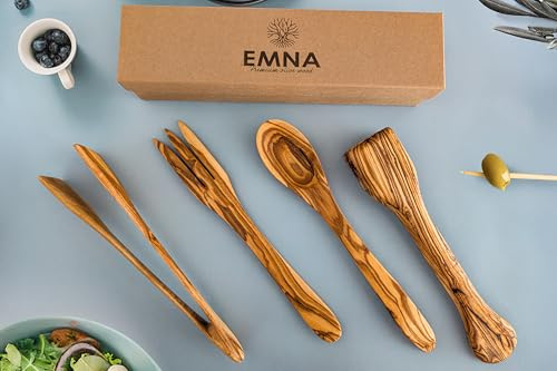 EMNA Juego de 4 piezas de madera de olivo: 2 pinzas para barbacoa + cuchara + tenedor | Incluye caja de regalo | pinzas de cocina natural | cubiertos para ensalada | idea de regalo para hombres |