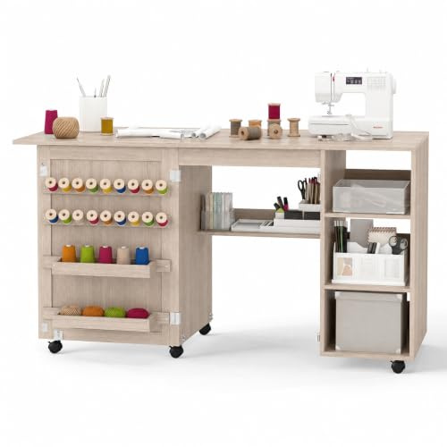 KOMFOTTEU Mesa de Costura Plegable con Ruedas (Natural) | Mueble para Máquina de Coser con Estantes Abiertos, 2 Soportes para Madejas y 18 Clavijas, Armario de Costura Móvil