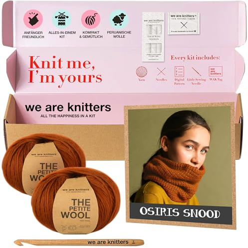 We Are Knitters Osiris Snood Häkelset für Anfänger – Strickset für Anfänger mit Wolle und Anleitung – DIY Strickset mit 7 mm Häkelnadel und 2 x Petite Wool – Einsteigerfreundliches Handarbeits-Set
