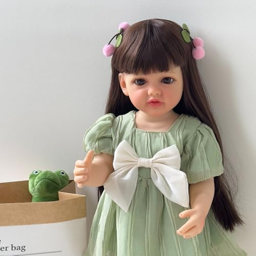 Realistica Bambola In Vinile 55 cm /22 Pollici Reborn Silicone Femmina Vestito Verde Con Fiocco Bambole Reborn Capelli Lunghi Scuri Bambole Reborn Femmina Per Bambini Dai 3 Anni