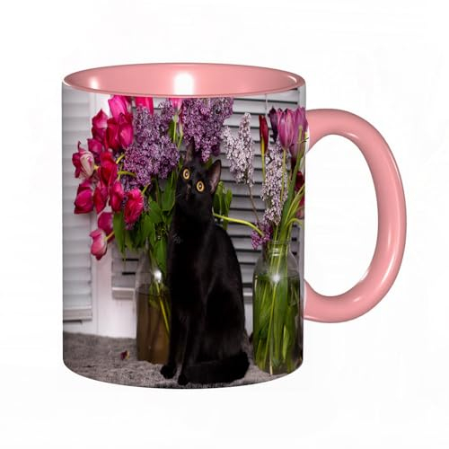 Kaffee-Tasse Schatz - Schwarze Katze hebt den Kopf. auf der Fensterbank vor dem Hintergrund von Blumen und Jalousien Becher/Mug als witziges Geschenk/Lustige und Originelle Geschenke/Tee-Kaffeetasse