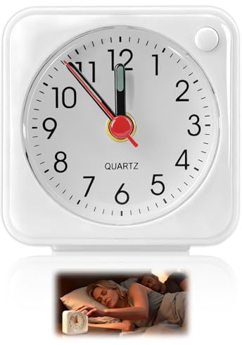 Amztour Réveil Analogique de Voyage Réveil Carré avec Veilleuse Fonction Snooze Petit Horloge Bureau sans Tic-tac Horloge de Chevet Silencieux en Blanc à Pilesl Économie D'énergie