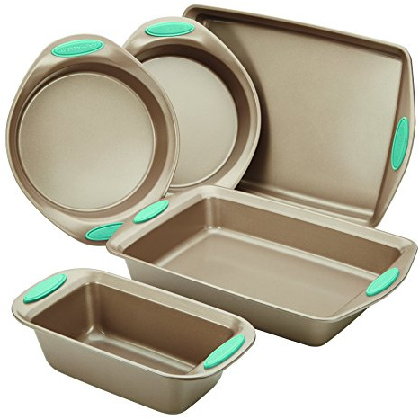 Rachael Ray 46179 Cucina Nonstick Bakeware Set with Grips Includes Nonstick Loaf Tin, Oven Tray, Cookie Sheet and Sandwich tins - 5 Piece, Latte Brown with Agave Blue Handle Grips
