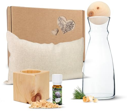 ZirbenErlebnis Geschenksbox #13: Zirbenkissen (17x29cm), Zirbenwürfel-Set, Zirbenkugel + 1L Nimbus-Karaffe